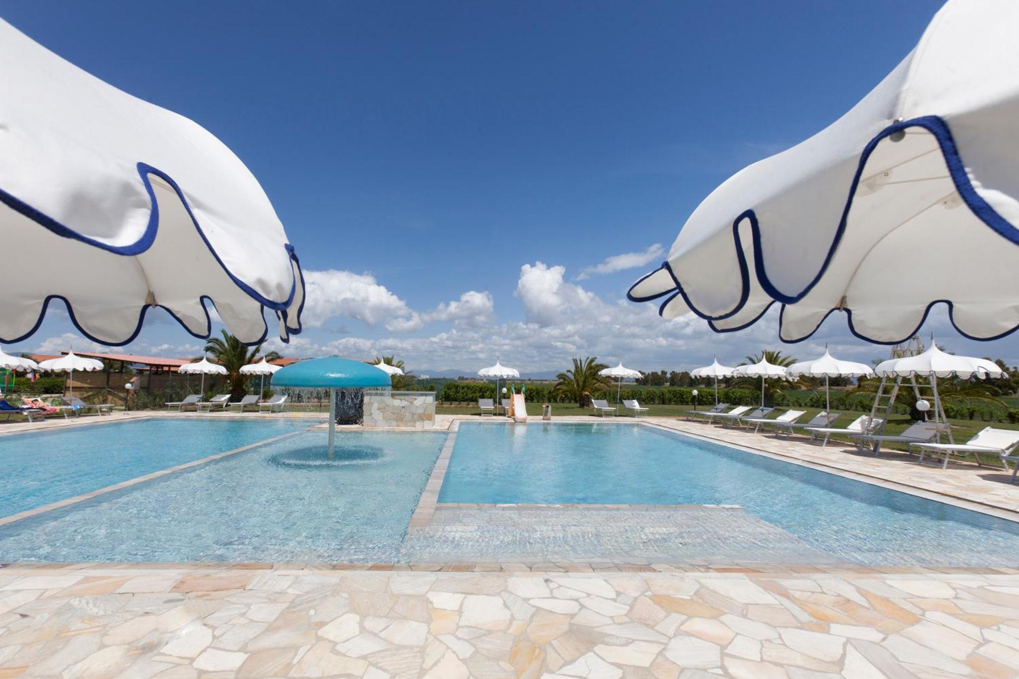 Fattoria Maremmana Aparthotel มารีนาดีกรอซเซโต ภายนอก รูปภาพ
