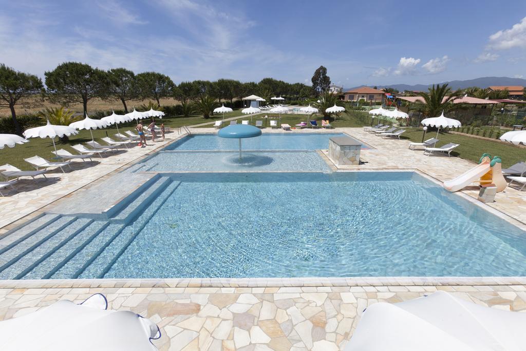 Fattoria Maremmana Aparthotel มารีนาดีกรอซเซโต ภายนอก รูปภาพ